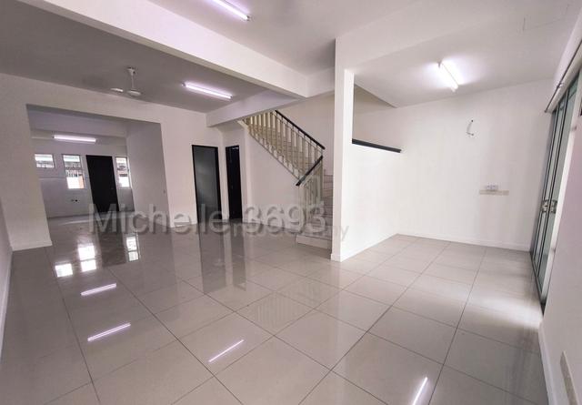 2 Storey House @ Bandar Rimbayu - Bare unit well kept !  1