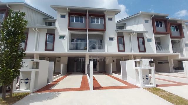 Lower Unit Townhouse Seraya @Greenwoods Taman Salak Perdana 1