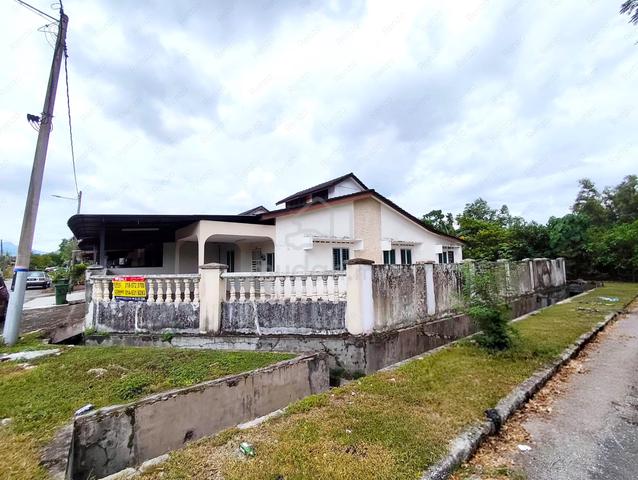 Corner Single Storey Terrace house Lahat Baru Ipoh Perak 1