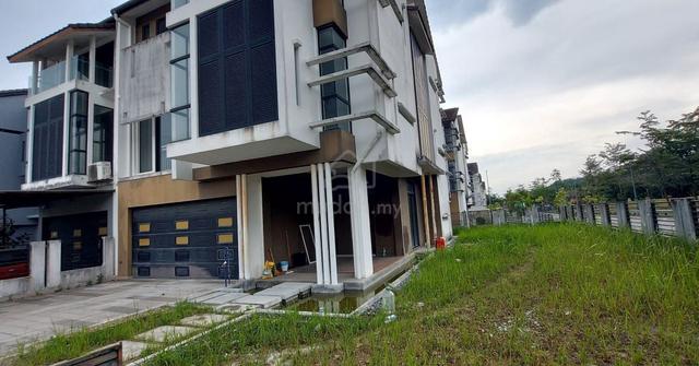 CORNER LOT cheap 3 storey terrace house Maple Terrace shah alam 2