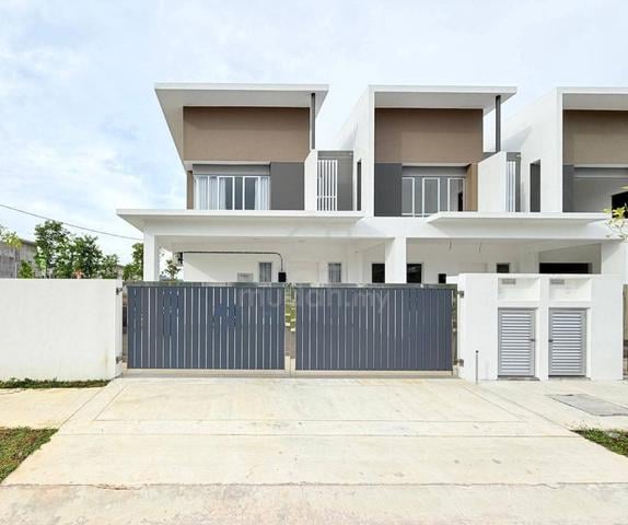 Rumah baru Teres 2 tingkat kluang dengan extra tanah,gated & guarded 1