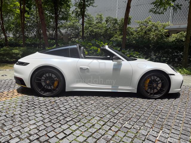 2023 Porsche 911 3.0 TARGA 4 GTS Low Miles - 4