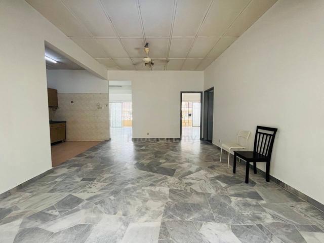 NEWLY PAINTEDš 2 CARPARK Duplex Townhouse Sri Mahligai Sek9 Shah Alam 1