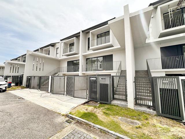 Vilaris Courtyard, Gated Guarded 3 Storey, Spacious Home 3940sqft 1