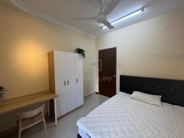 Middle Room,Menara Dsara Condo,Sri Damansara [Near MRT, Female unit] 1