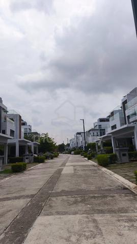 3 Storey Zero Lot Bungalow, Lakefront Villa, Cyberjaya For Rent 1