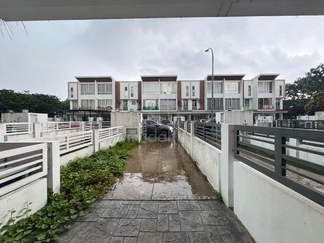 Partly Furnished Townhouse Cascadia Lake Vista Puchong (upper unit) 1
