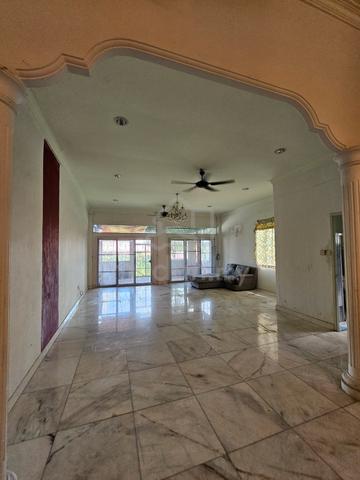Privacy • Space • Breezy Living – Austral Park Hilltop House 1
