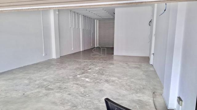 Ground floor shoplot behind Roxy Hotel, 3rd Mile, for rent 2