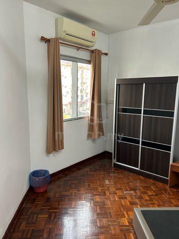 Middle room for rent 1