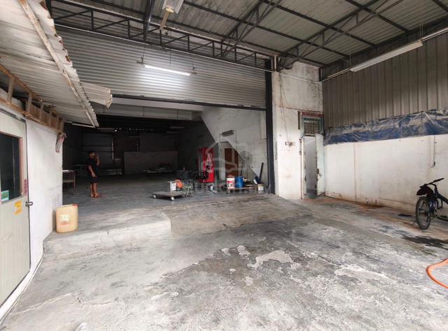 Tan Sri Yaacob @ 1.5 Storey Terrace Factory Light Near Bukit Indah 1