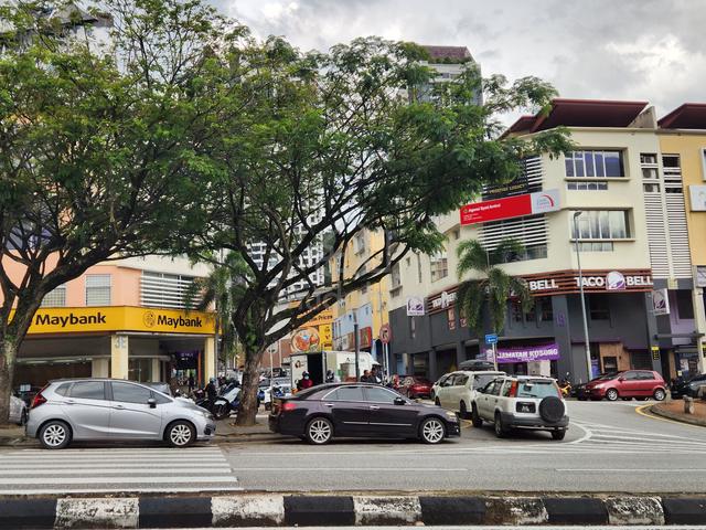 Walking distance Banks, LRT & Malls. Facing mall. Good for Investment 1