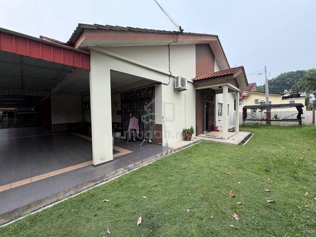 CORNER LOT - JLN MERBAU, BANDAR PUTRA, KULAI - 1 Storey Terrace 1