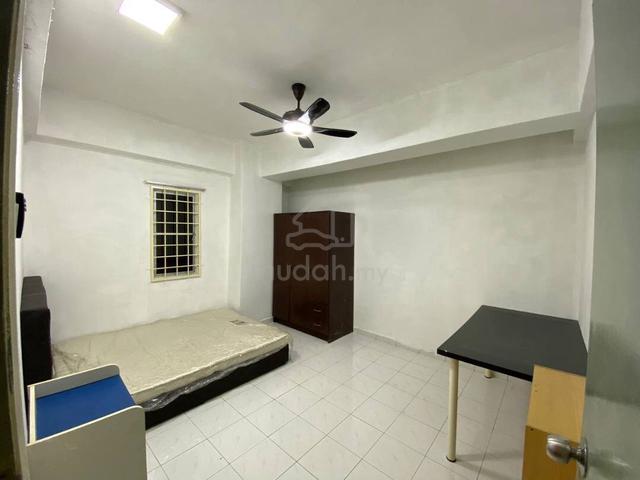 Only FEMALE. Queen size bed. Near Bukit Jalil LRT Taman Naga Emas MRT 1