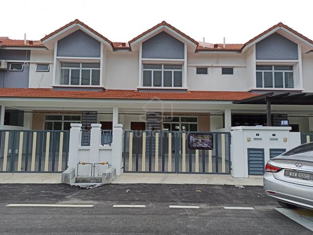 rumah 2 tingkat pekan nanas 1