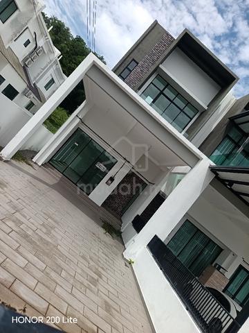 Cheng 2.5 Storey Cornerlot House 1
