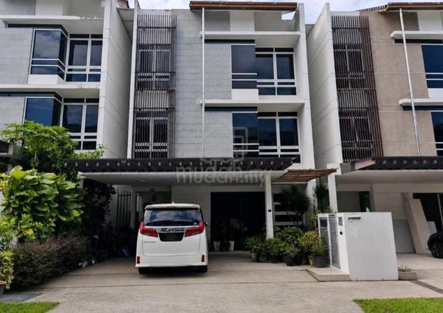 Spacious 6 Bed ensuites Bath 1