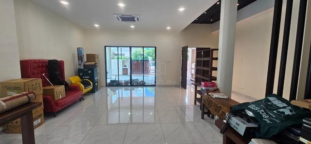 USJ 1 Corner Three Storey House Fully Renovated for Rent 1