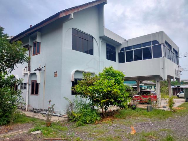 Banglo Beserta Tanah Yang Luas, 7 Blk 4 Blk Air, Bt Pahat, Johor 2