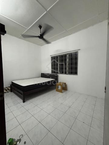 Taman Sri muda Seksyen 25 1bilik for Rent
1