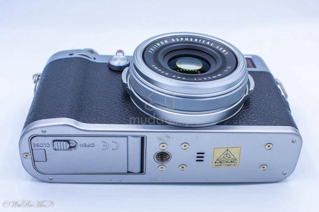 FUJIFILM X100F Digital Camera, Silver Argent - photo 2 of 6