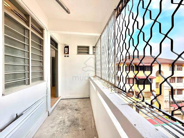Flat Taman Perling 1