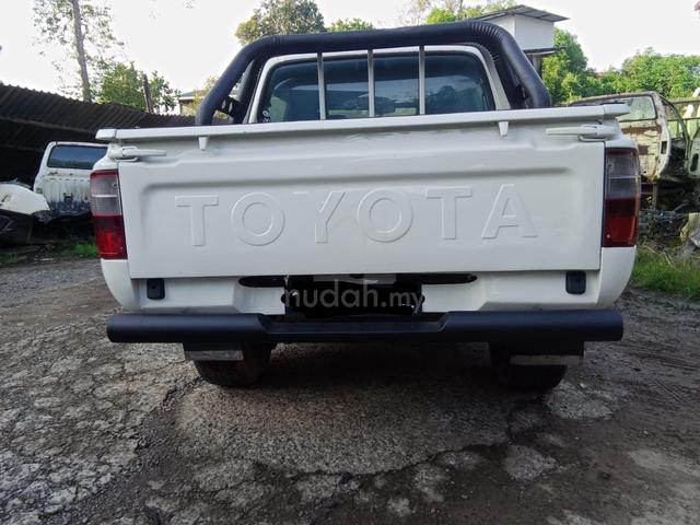 2004 Toyota HILUX 2.8 (M) - 2