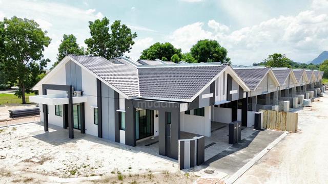 Rumah Teres Setingkat FREEHOLD Baru! 5 Minit ke Botani  1