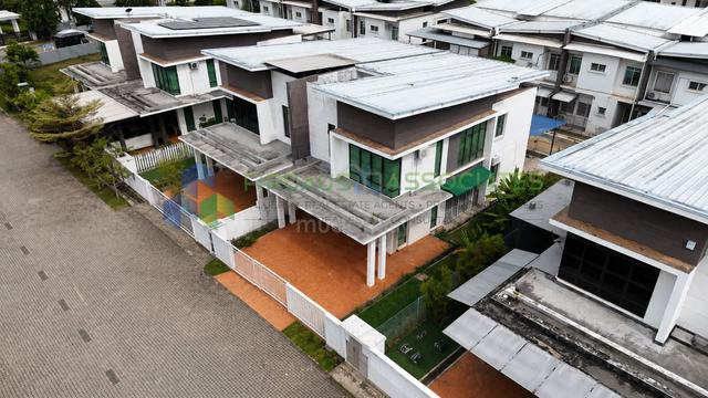 Semi-D 2 Tingkat Lakeside, Kotasas 1