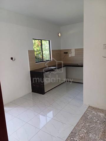 Rumah Teres Setingkat Untuk Dijual di Lunas 5