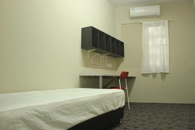 Room For Rent-Opposite The Spring Shopping Mall and Near Swinburne 1