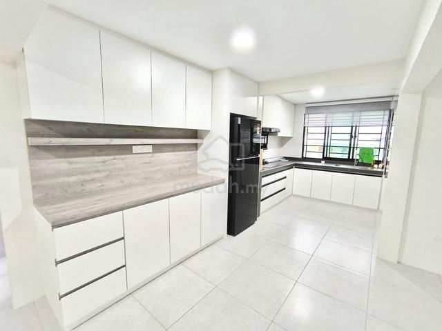 Newly Refurbished Double Storey CORNER House For Rent📍Pending, WiFi🛜 1
