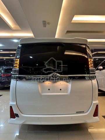[SALE] 2021 Toyota VOXY KIRAMEKI 3 - LOW MILEAGE - 5