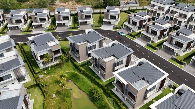 [ CORNER LOT FREEHOLD ] Bungalow Waterfront Diamond City Semenyih 4
