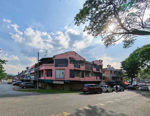 3sty Shoplot Corner unit in Sri Rampai  1