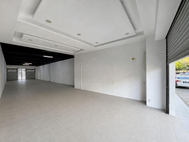 Nice Grd Floor Tmn Bukit Serdang Shoplot Seri Kembangan for Rent 1