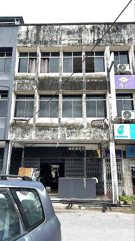 Three Storey Shop Lot at Sekama 1