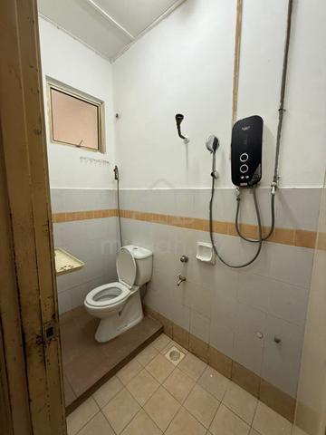 Bukit Indah！！！ 5Bedroom 1.5Storey House For Rent With Partial Furnish 1