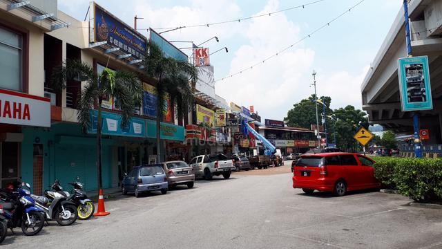 Cheap 1st Floor ampang Water Front Near LRT Free Parking Facing Main 1
