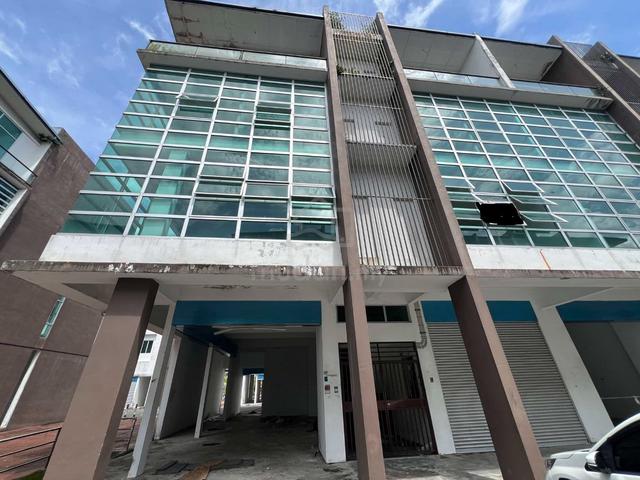 Cheap/ 6th miles/ Adjoin 2 unit/ corner/ 4 storey shoplot/ near farley 1
