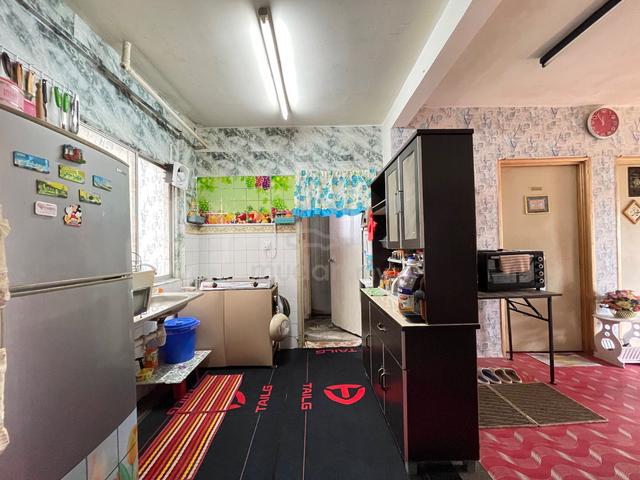 Taman Putra Budiman Flat 4
