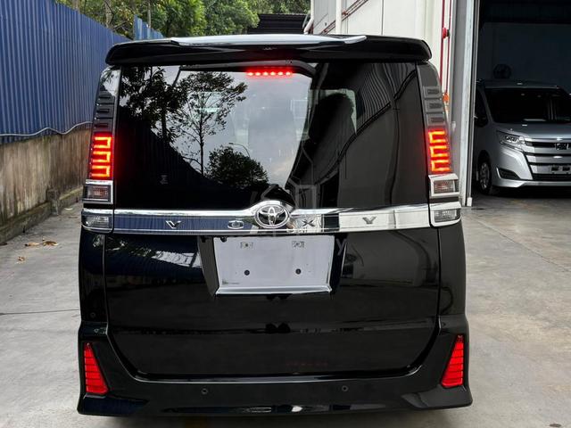 Toyota VOXY 2.0 ZS KIRAMEKI III (A)Full Loan C/Out - 4