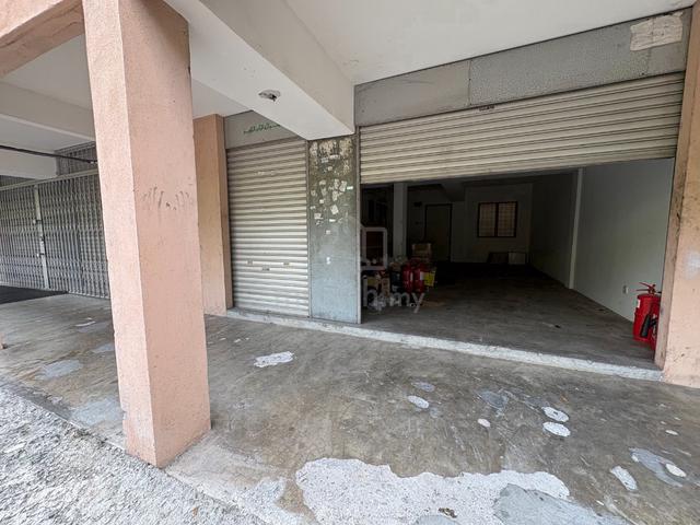 Small Shop Pangsapuri Putra Permai D, Bandar Putra Permai Behind Mc D 1