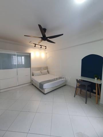 (Room For Rent) Big Middle Room @ Jelutong. Basic Utilities Included! 1