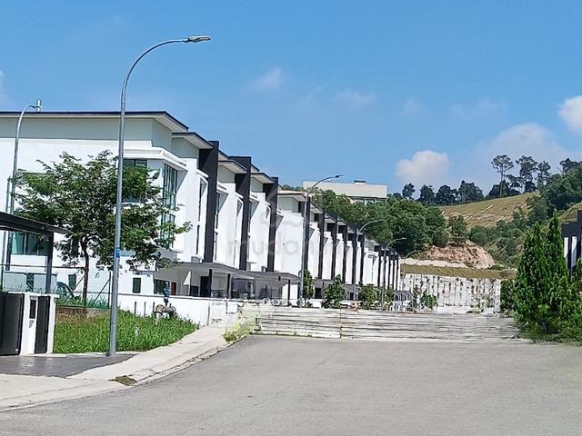 3 Storey Renovated & Move In Condition Jalan Pulau Angsa U10/34B 1
