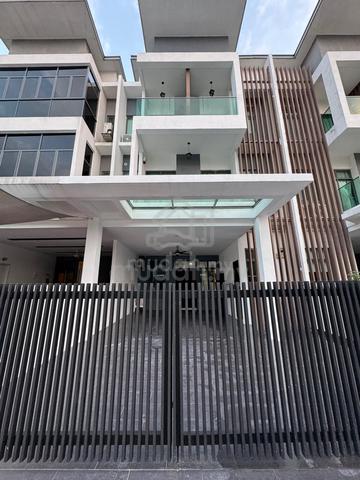 3 Storeys Superlink House for Sale At Reflexion Pool Villa, Puchong 1