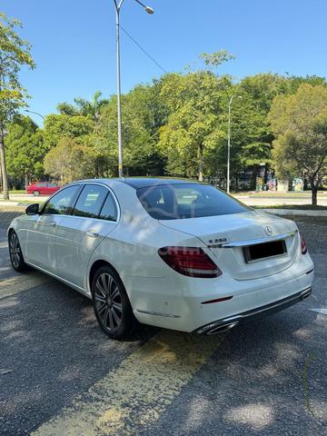 2017 Mercedes Benz E250 EXCLUSIVE LOW MILLEAGE! - 3