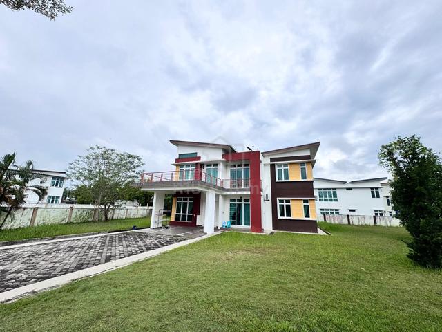 Bungalow 2 tingkat dengan tanah besar utk muslim je 1