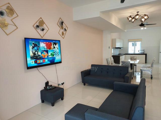 FULLY FURNISHED!Double storey terrace at Casa Green Cybersouth Uitm 1
