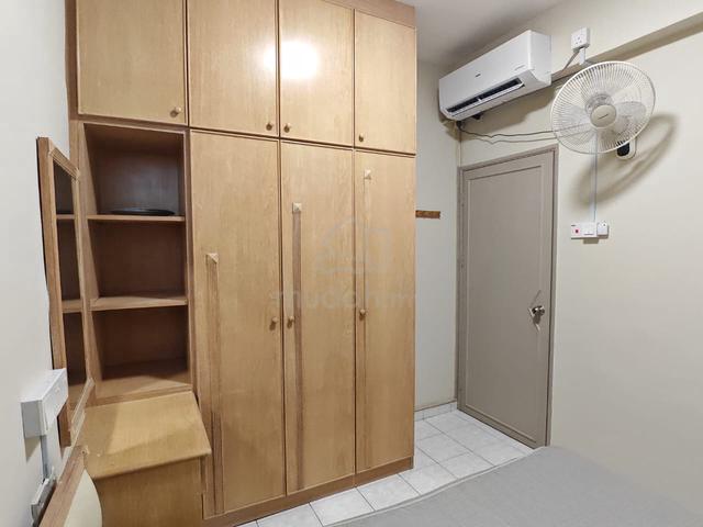 Air-Cond Private Middle Room, with Wifi, near USM Queensbay 1